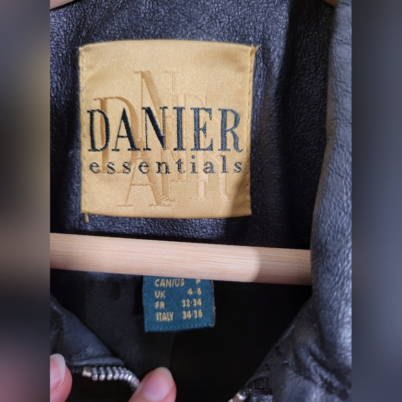 Vintage Danier leather moto jacket with zipper detail - Picture 8 of 8